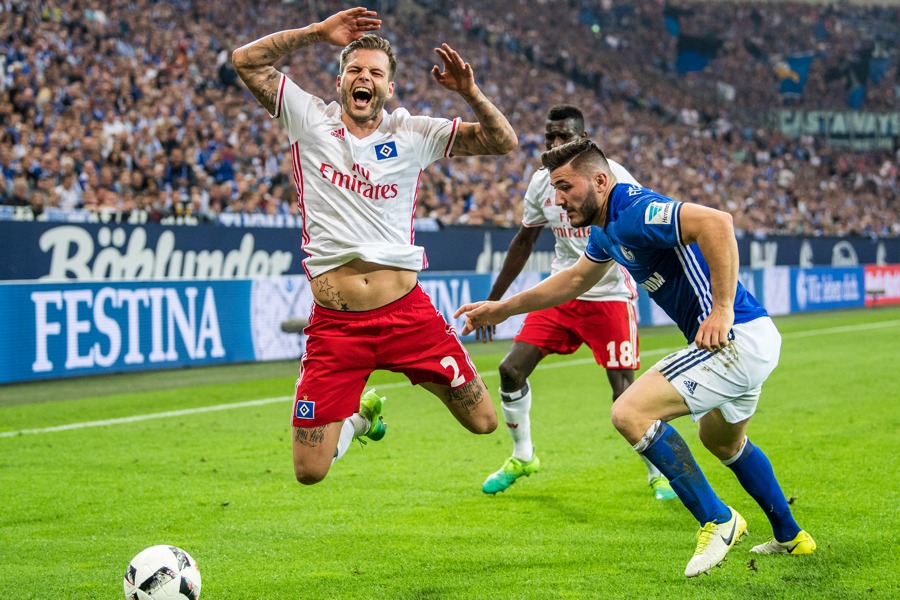 Abflug ins Endspiel gegen Wolfsburg - Dennis Diekmeier und der HSV (Foto: Lukas Schulze / Bongarts / Getty Images)