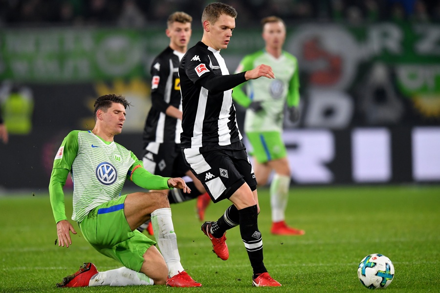 Matthias Ginter und die Gladbacher Borussen verschliefen in Wolfsburg die Anfangsphase und lagen früh mit 0:2 im Hintertreffen (Foto: Stuart Franklin / Bongarts / Getty Images)