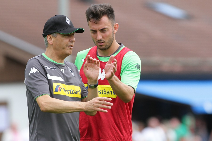 Im Dialog - Lucien Favre und Josip Drmic (Foto: Niklas Kirchhofer / TORfabrik.de)