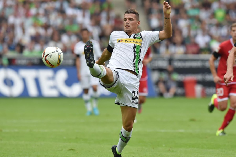 Auf der Suche - Granit Xhaka (Foto: Team2 Sportphoto)