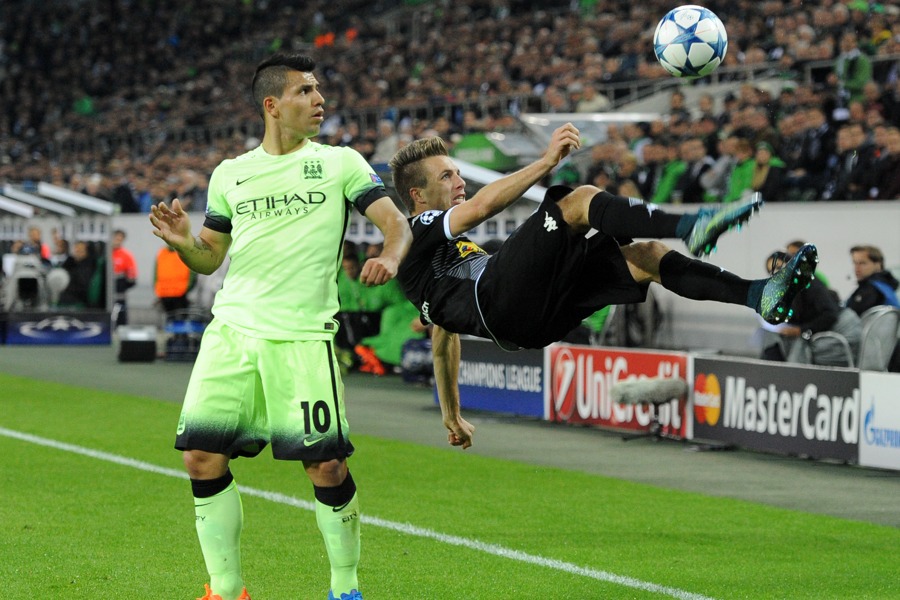 Patrick Herrmann gegen Aguero (Foto: Norbert Jansen / Fohlenfoto)