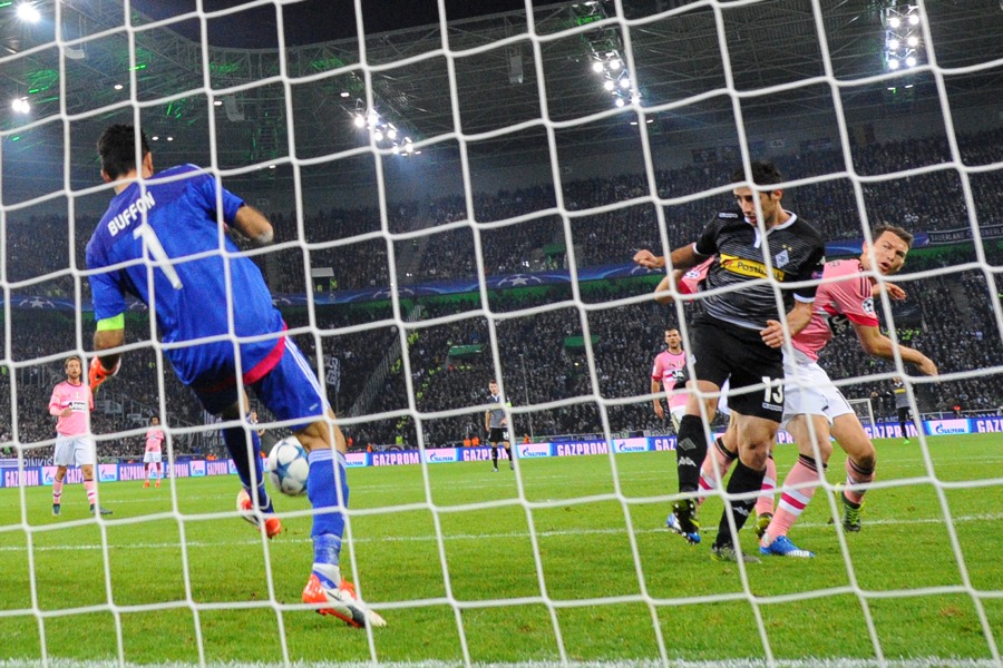 Buffon rettet gegen Stindl (Foto: Norbert Jansen / Fohlenfoto)