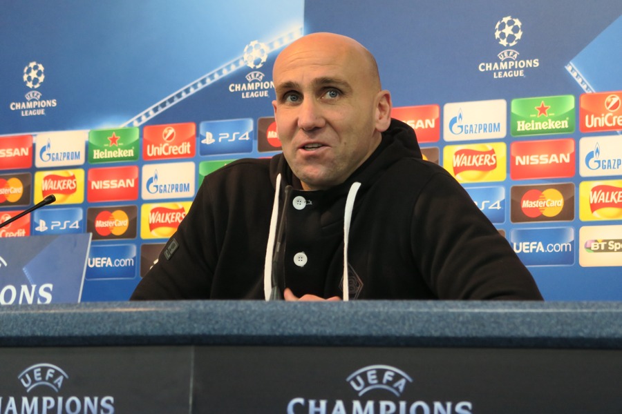 Andre Schubert bei der Pressekonferenz in Manchester (Foto: Marc Basten / TORfabrik.de)