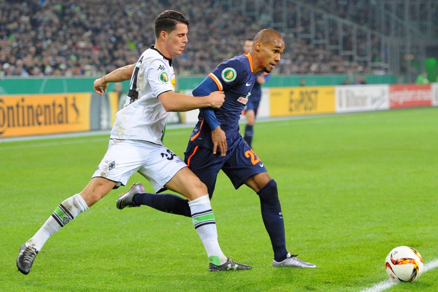 Probleme für Xhaka mit Gebre Selassie (Foto: Norbert Jansen / Fohlenfoto)