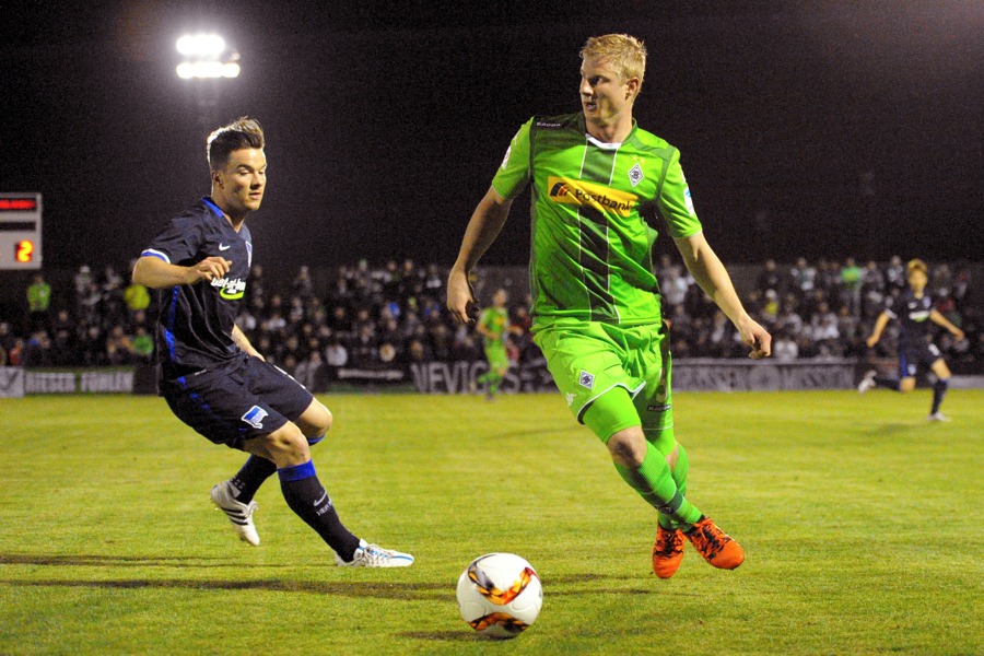 Martin Hinteregger gegen Alexander Baumjohann (Foto: Norbert Jansen / Fohlenfoto)