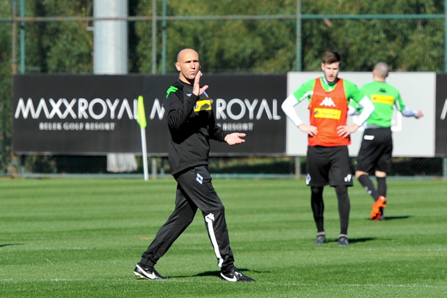 André Schubert bei der Arbeit in Belek (Foto: Norbert Jansen / Fohlenfoto)