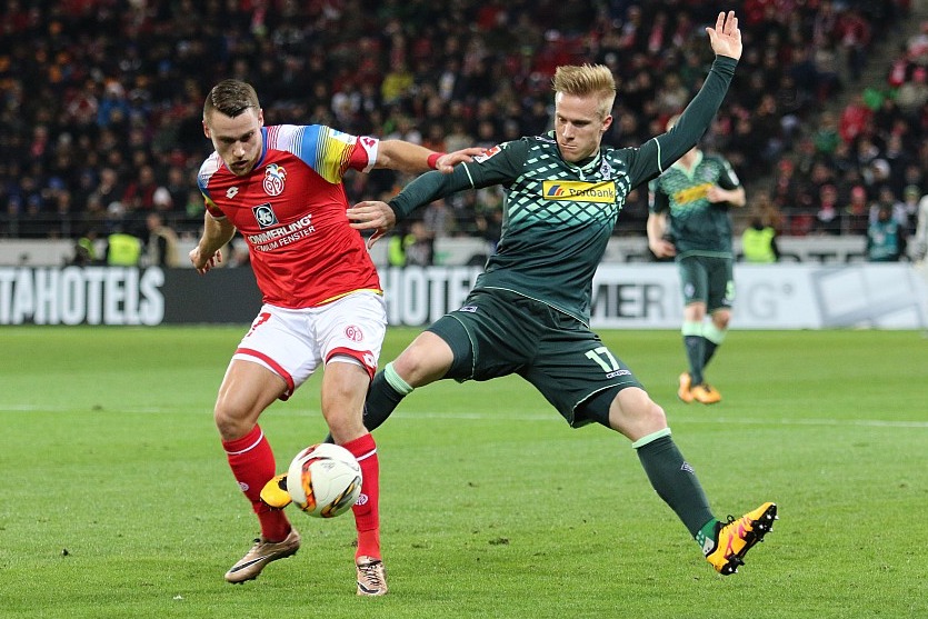 Oscar Wendt gegen Torschütze Clemens (Foto: Dirk Päffgen)