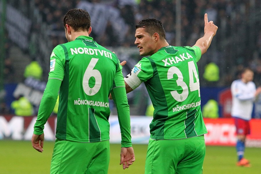 Diskussionsbedarf zwischen Havard Nordtveit und Granit Xhaka (Foto: Dirk Päffgen)