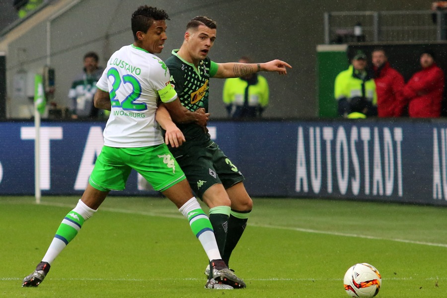 Auf den Fuß - Luiz Gustavo und Granit Xhaka (Foto: Dirk Päffgen)