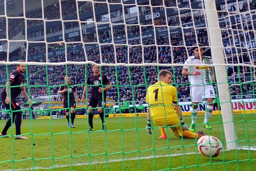 Die Entscheidung - Mo Dahoud trifft (Foto: Norbert Jansen / Fohlenfoto)