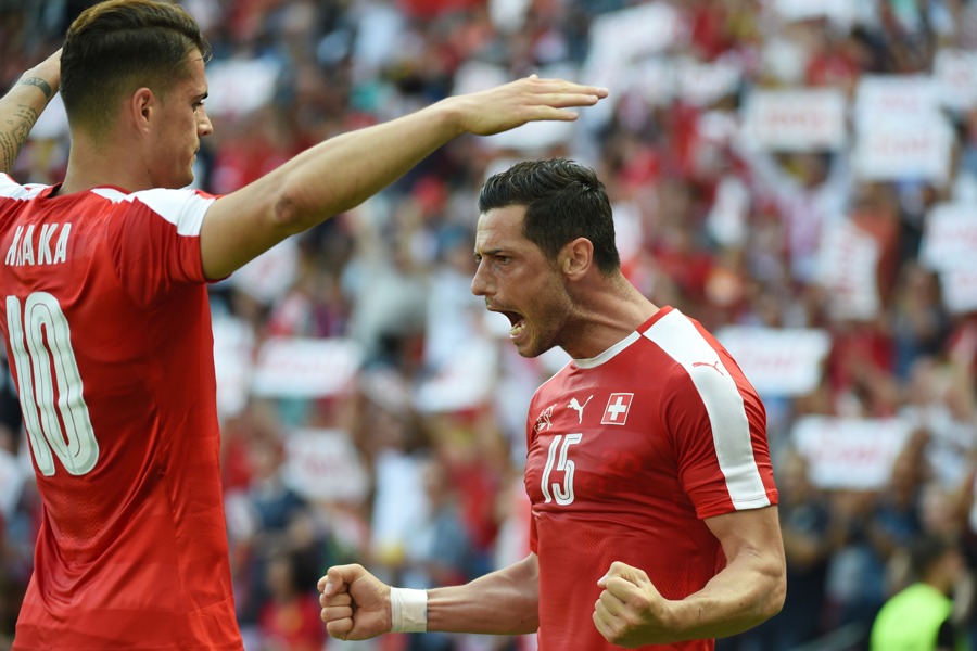 Xhaka gratuliert Torschütze Dzemaili (Foto: Philippe Desmazes/AFP/Getty Images)