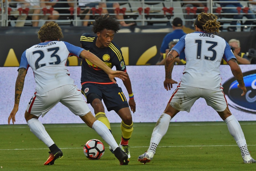 Fabian Johnson und Jermaine Jones gegen Juan Cuadrado (Foto: Mark Ralston/AFP/Getty Images)