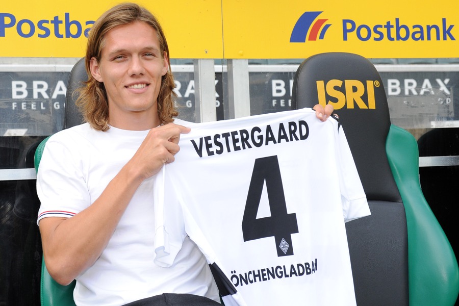 Neues Trikot für Vestergaard (Foto: Norbert Jansen / Fohlenfoto)