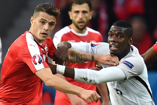 Granit Xhaka und Paul Pogba im Duell (Foto: Franck Fife / AFP / Getty Images)