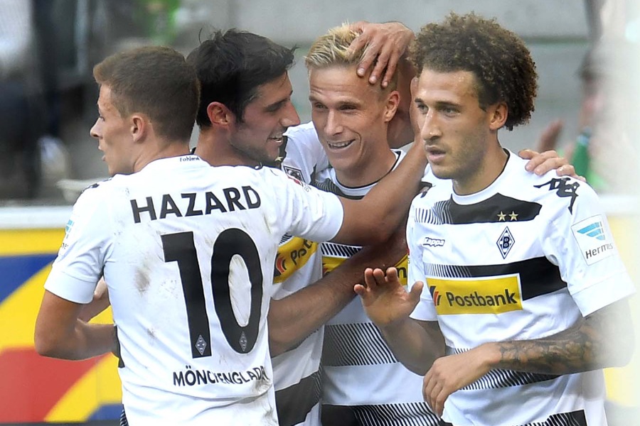 Torschütze Stindl gratuliert dem Torschützen Wendt. (Foto: Patrick Stollarz / AFP / Getty Images)