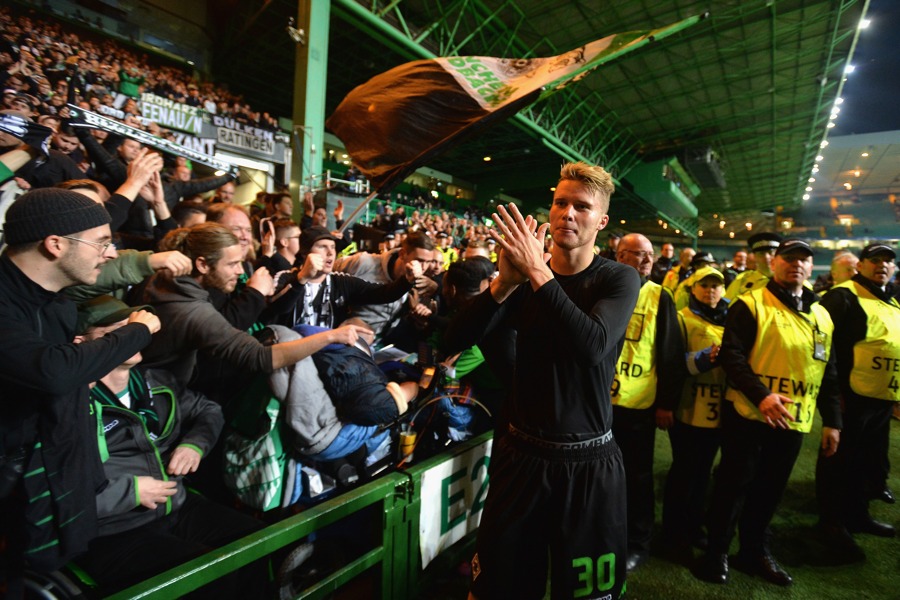 Nico Elvedi feiert mit den Borussenfans im Celtic-Park den verdienten Sieg (Foto: Mark Runnacles / Getty Images)