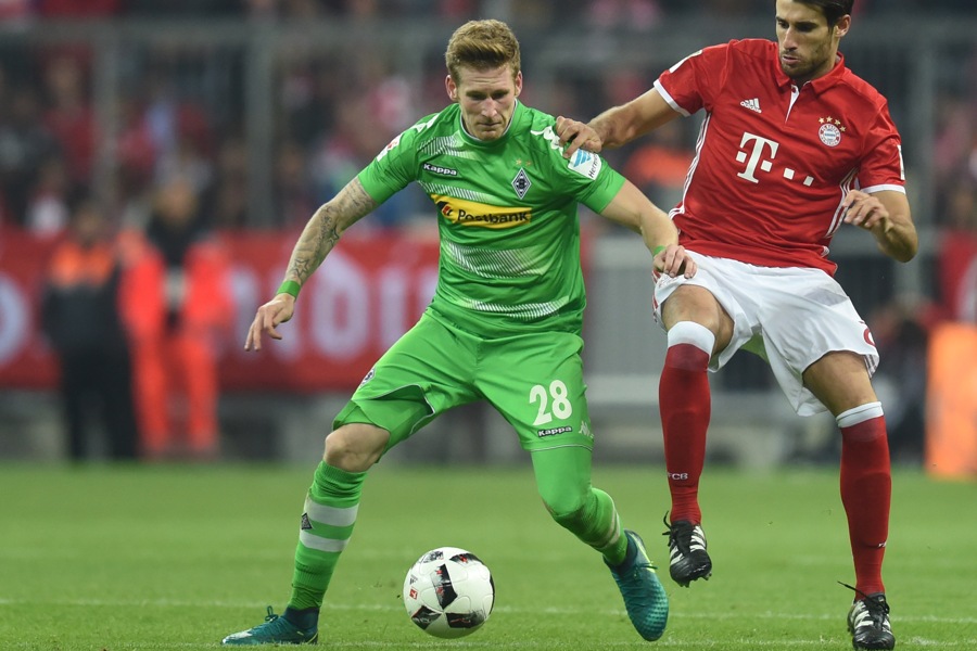 André Hahn gegen Javi Martinez (Foto: Christof Stache / AFP / Getty Images)