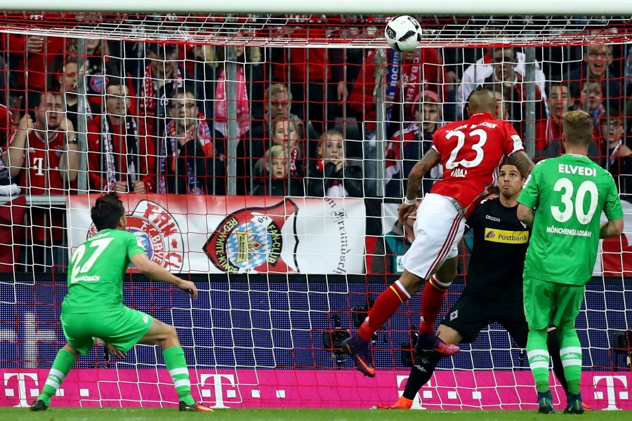 Vidal köpft ungehindert ein (Foto: Alexander Hassenstein / Bongarts / Getty Images)