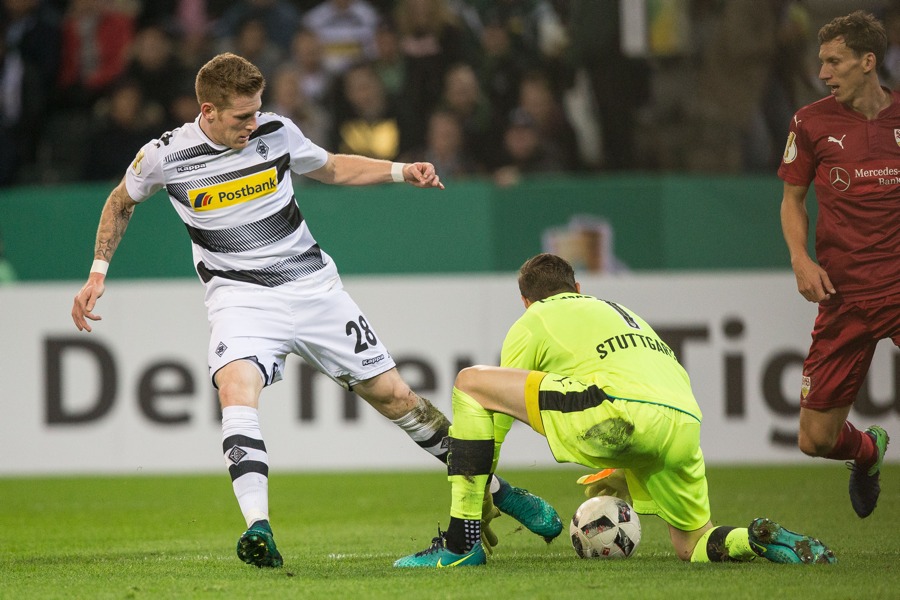 André Hahn bleib an Mitch Langerak hängen (Foto: Maja Hitij / Bongarts / Getty Images)