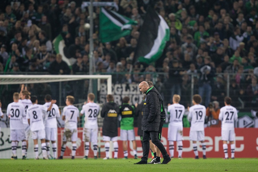 Das Team lässt sich feiern, der Trainer grübelt schon über das nächste Spiel (Foto: Maja Hitij / Bongarts / Getty Images)