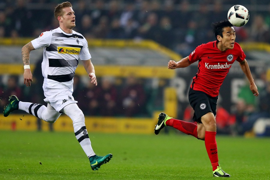 Viel Einsatz, wenig Ertrag - André Hahn gegen Hasebe (Foto: Dean Mouhtaropoulos / Bongarts / Getty Images)