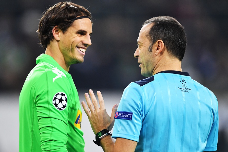 Yann Sommer im freundlichen Dialog mit dem eigenartigen Herrn Cakir (Foto: Stuart Franklin / Bongarts / Getty Images)