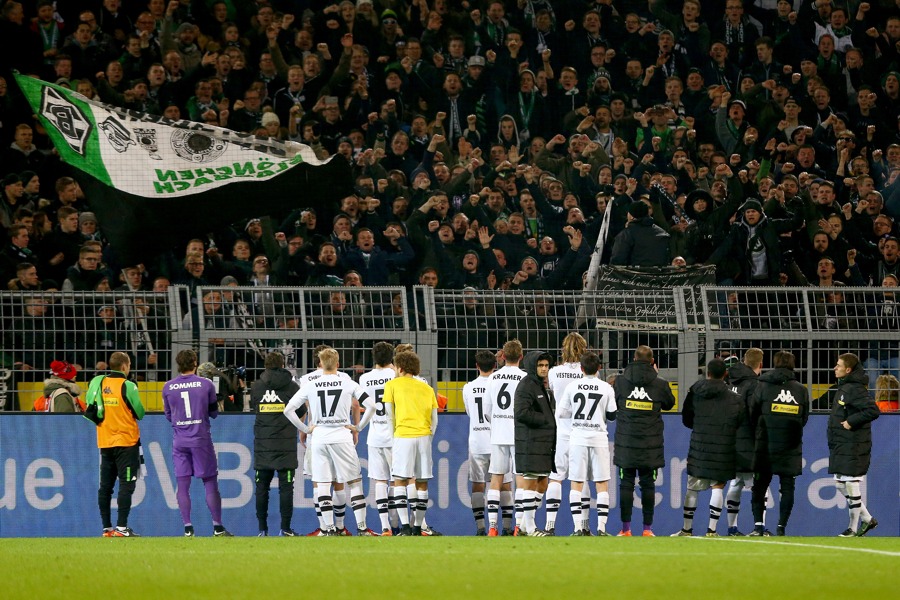 Die Gladbachfans zeigten Größe (Photo by Christof Koepsel/Bongarts/Getty Images)