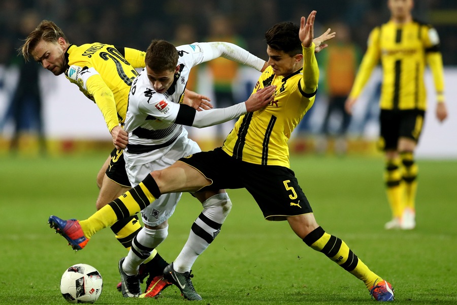 Am Rande der Legalität gestoppt - Thorgan Hazard (Foto: Lars Baron / Bongarts / Getty Images)