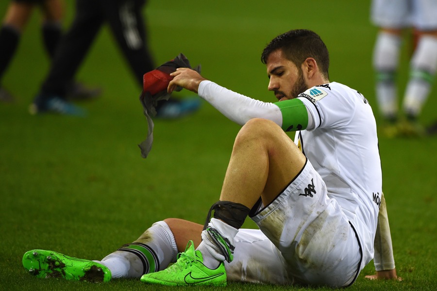 Ende und aus - Álvaro Dominguez kann nicht mehr. (Foto: Patrik Stollarz / AFP / Getty Images)