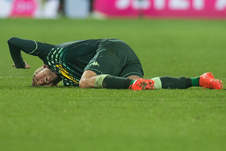 Christoph Kramer nach dem fiesen Tritt von Usami (Foto: Deniz Calagan / Bongarts / Getty Images)