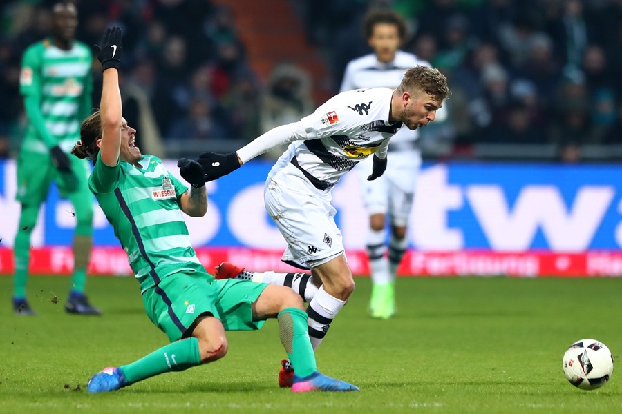 Christoph Kramer setzt sich energisch gegen seinen Buddy Max Kruse durch (Foto: Martin Rose / Bongarts / Getty Images)