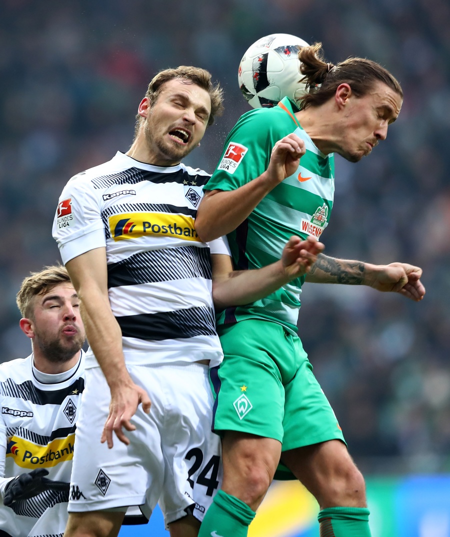 Battle for the ball - Jantschke und Kruse (Foto: Martin Rose / Bongarts / Getty Images)