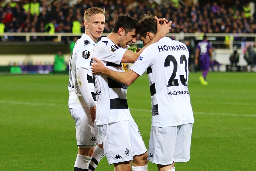 Lars Stindl bedankt sich bei Jonas Hofmann für den Assist zum Führungstreffer (Foto: Dirk Päffgen)