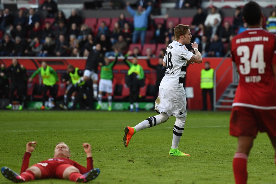 Deckel drauf - André Hahn nach dem 2:0 (Photo by Lennart Preiss / Bongarts / Getty Images)