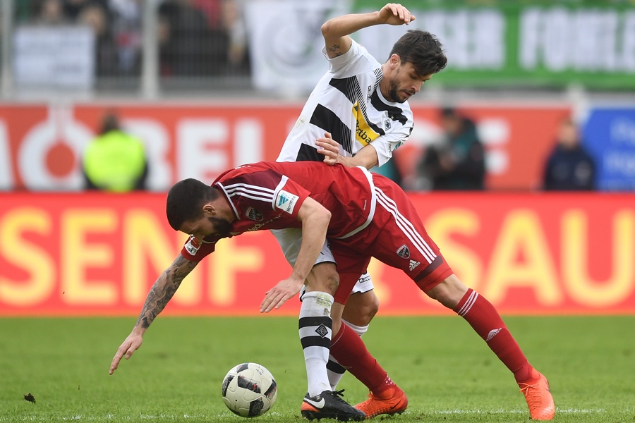 Tobias Strobl muss sich gegen den hartnäckigen Jung behaupten (Foto: Lennart Preis / Bongarts / Getty Images)