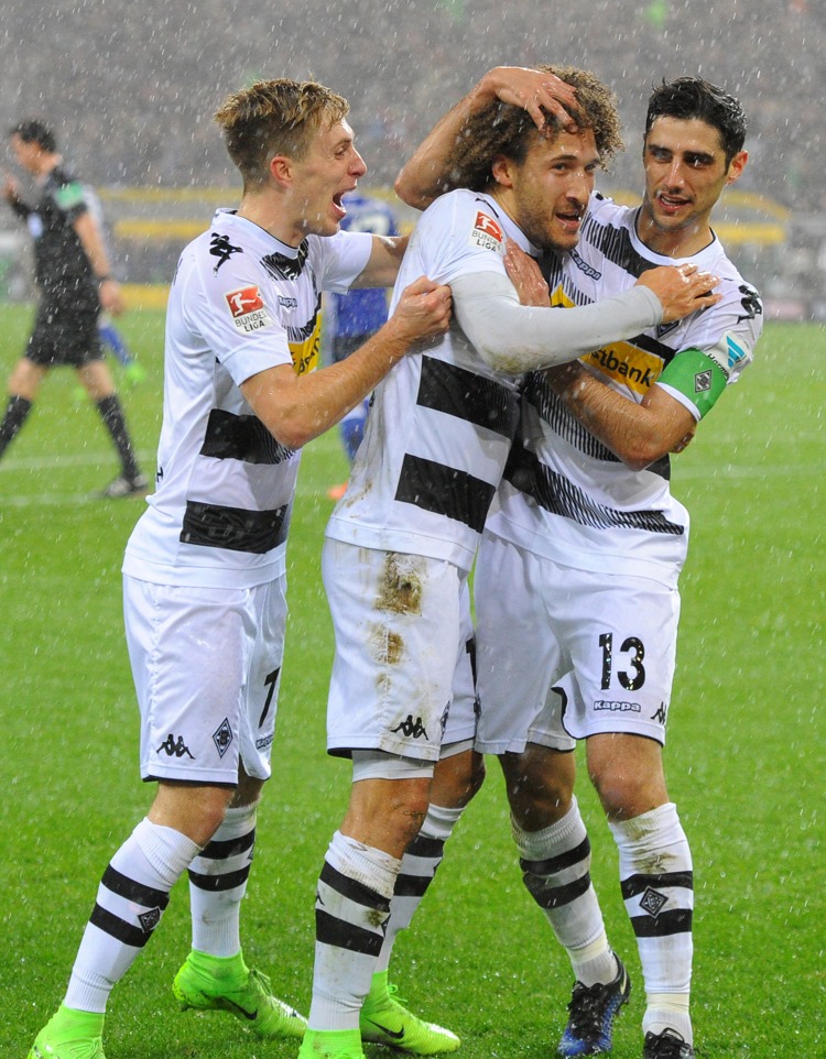 Lars Stindl und Patrick Herrmann gratulieren Fabian Johnson (Foto: Norbert Jansen / Fohlenfoto)