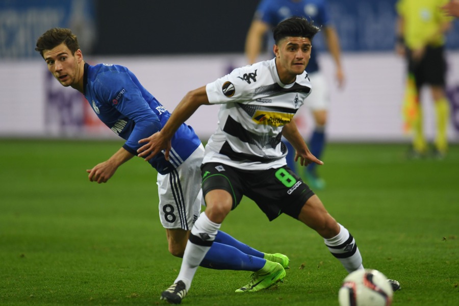 Mo Dahoud und Leon Goretzka lieferten sich packende Duelle (Foto: Patrik Stollarz / AFP / Getty Images)