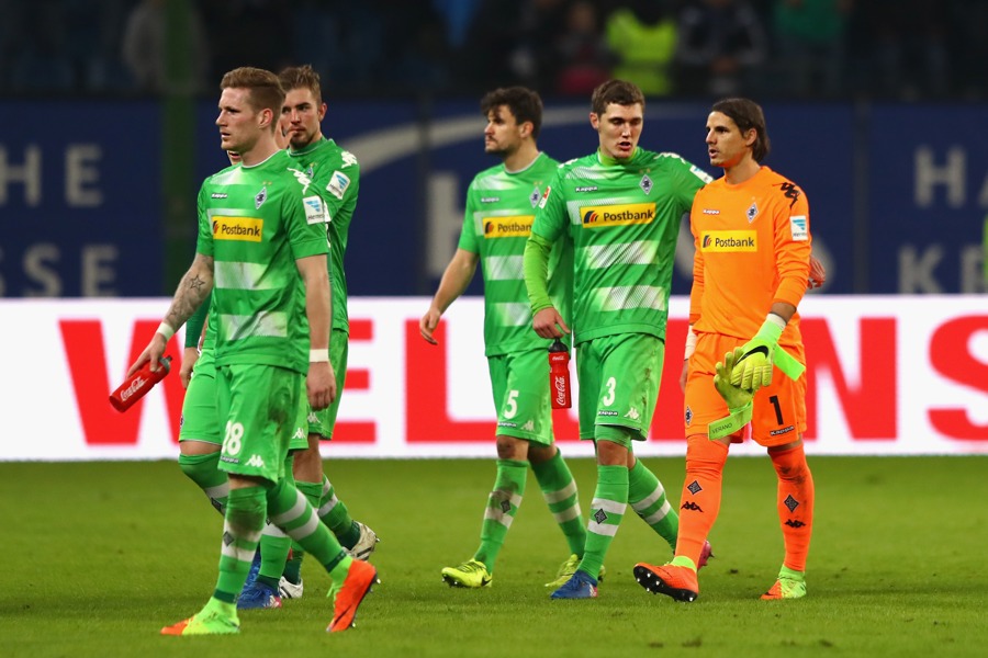 Die geschlagenen Borussen schleichen in Hamburg vom Platz (Foto: Martin Rose / Bongarts / Getty Images)