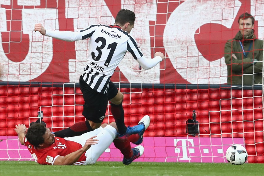 Monstergrätsche von Mats Hummels gegen Branimir Hrgota (Photo by Alexander Hassenstein /  Bongarts / Getty Images)