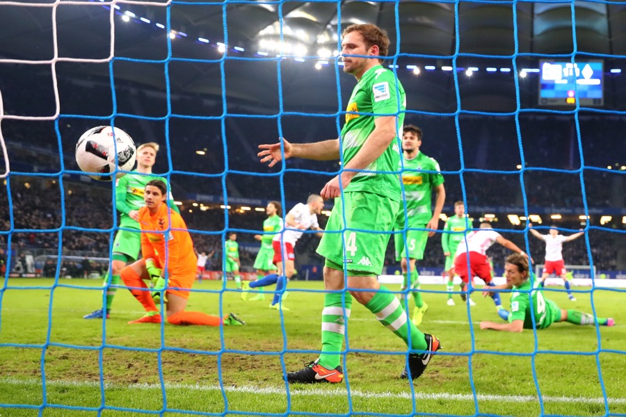 Das Ende vom Lied - nach einer Verkettung unglücklicher Umstände liegt der Ball zum zweiten Mal im Gladbacher Tor. (Foto: Martin Rose / Bongarts / Getty Images)