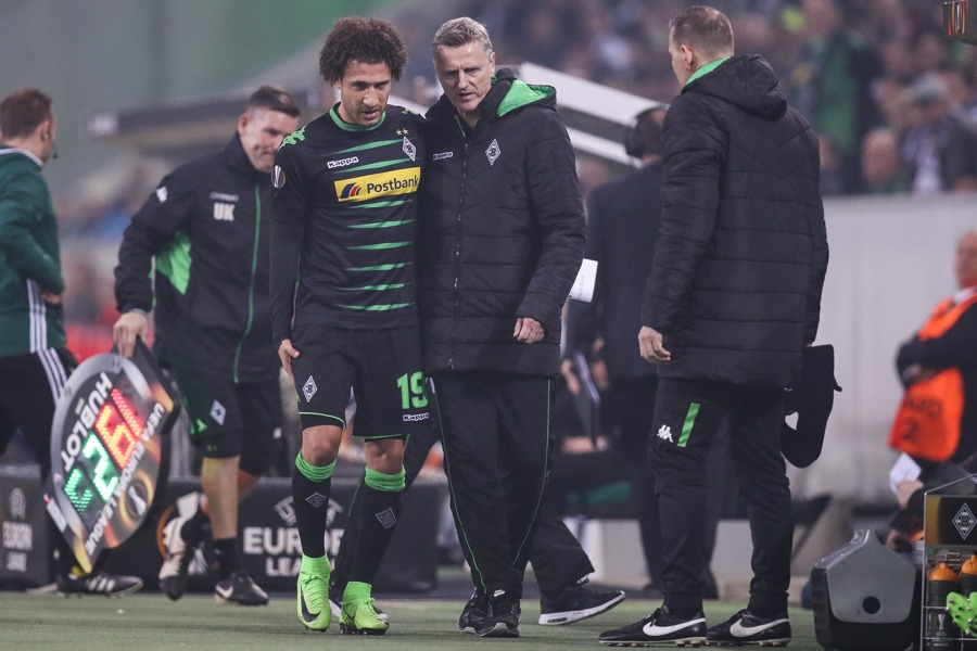 Fabian Johnson wird von Teamarzt Dr Hertl vom Platz geführt (Foto: Maja Hitij / Bongarts / Getty Images)