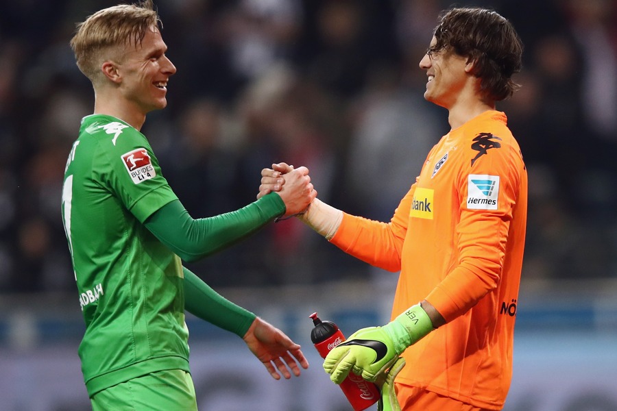 Oscar Wendt bedankt sich bei Yann Sommer (Foto: Alex Grimm / Bongarts / Getty Images)