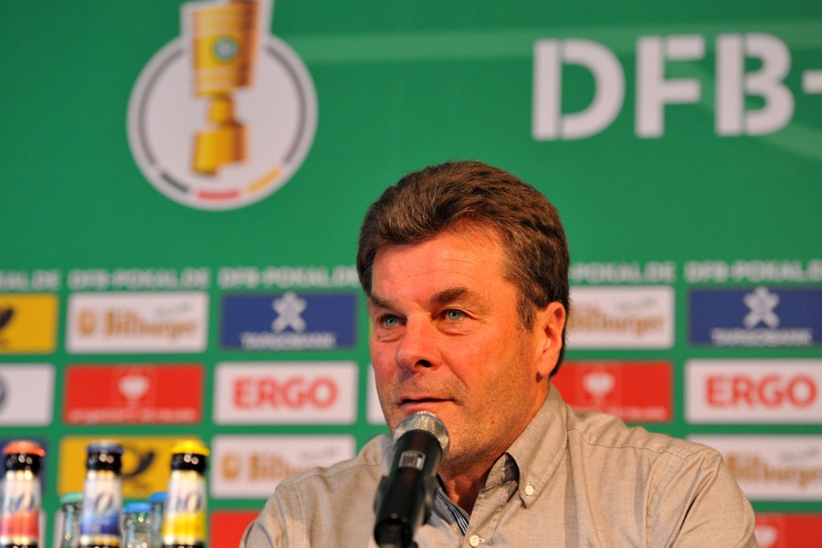 Dieter Hecking auf der PK am Montag (Foto: Norbert Jansen / Fohlenfoto)