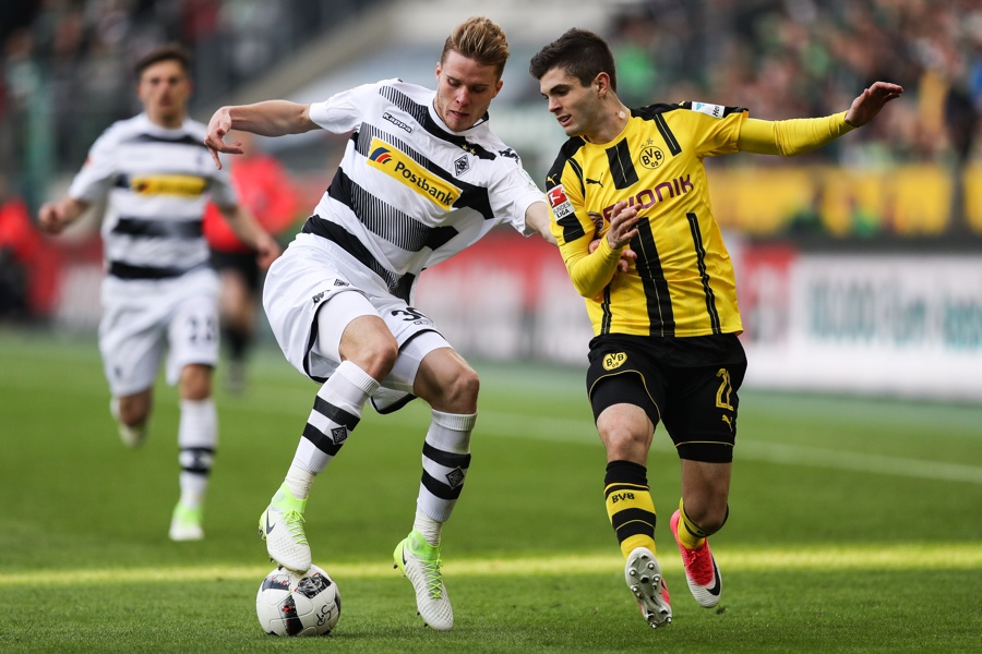 Nico Elvedi lieferte sich packende Duelle mit dem flinken Christian Pulisic.  (Foto: Maja Hitij / Bongarts / Getty Images)