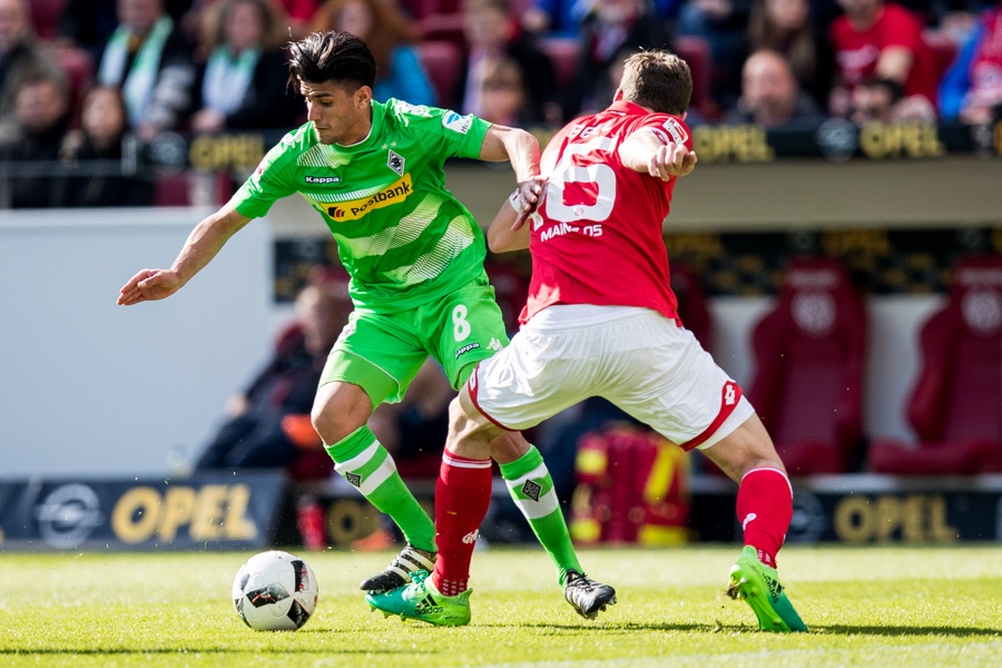 Mo Dahoud gegen Stefan Bell (Foto: Maja Hitij / Bongarts / Getty Images)