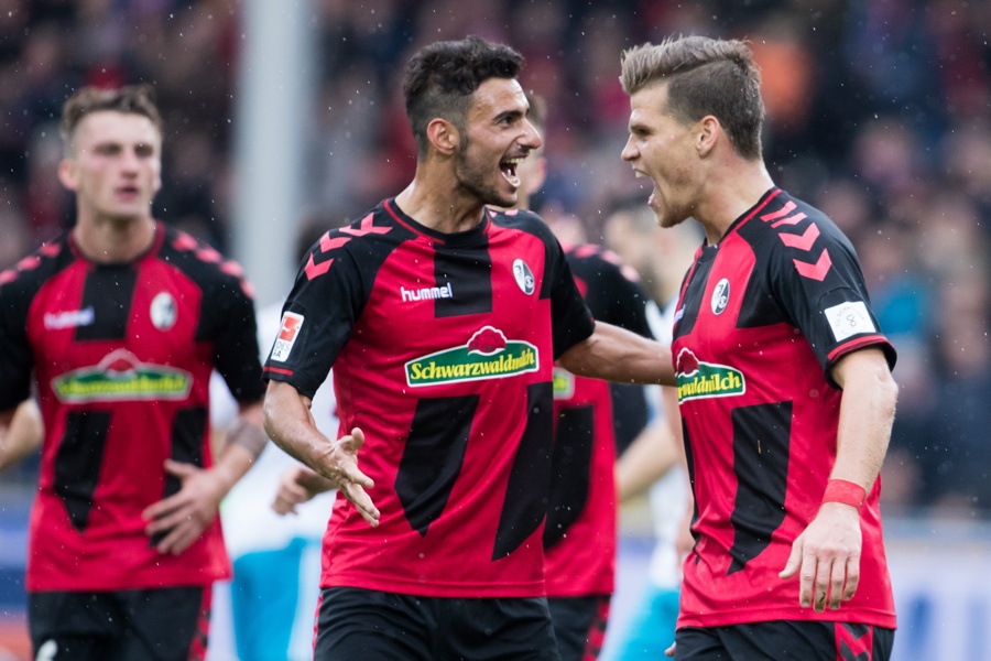 Freiburg jubelt nach dem Sieg über Schalke (Foto: Simon Hofmann / Bongarts / Getty Images)