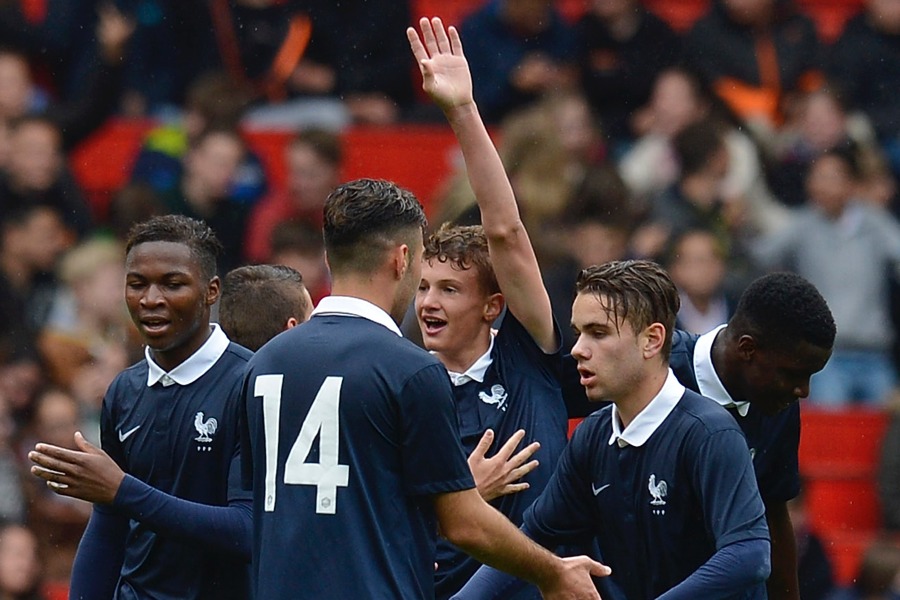 Vor zwei Jahren jubelte Mickaël Cuisance (Mitte) als Torschütze der französischen U16 gegen Deutschland (Foto: Daniel Kopatsch / Bongarts / Getty Images)