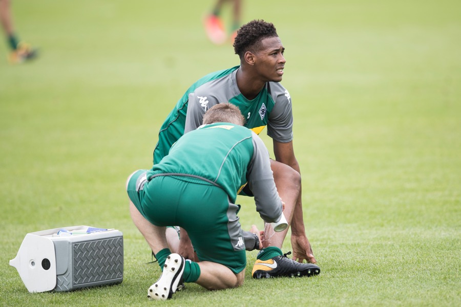 Das Sprunggelenk - Reece Oxford muss kürzer treten (Foto: Maja Hitij / Bongarts / Getty Images)