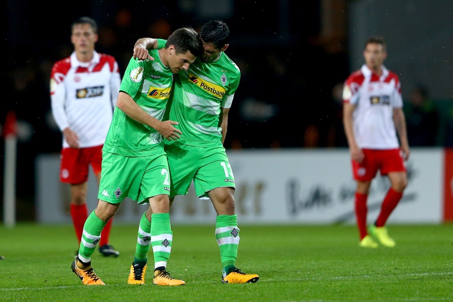 Stindl beglückwünscht Hofmann (Photo by Christof Koepsel / Bongarts /Getty Images)