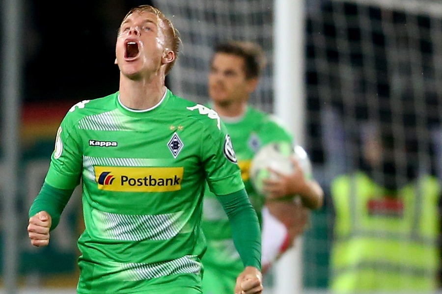 Oscar Wendt verlängert um ein Jahr  (Photo by Christof Koepsel / Bongarts / Getty Images)